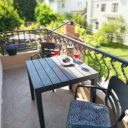 Готель Apartman Komadina Макарська Екстер'єр фото