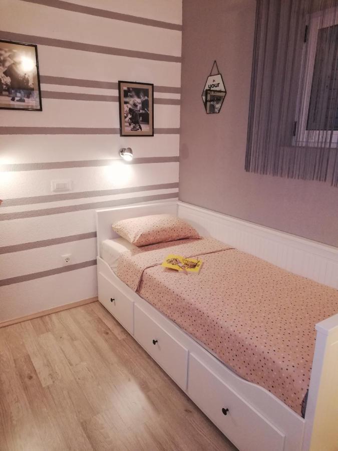 Готель Apartman Komadina Макарська Екстер'єр фото