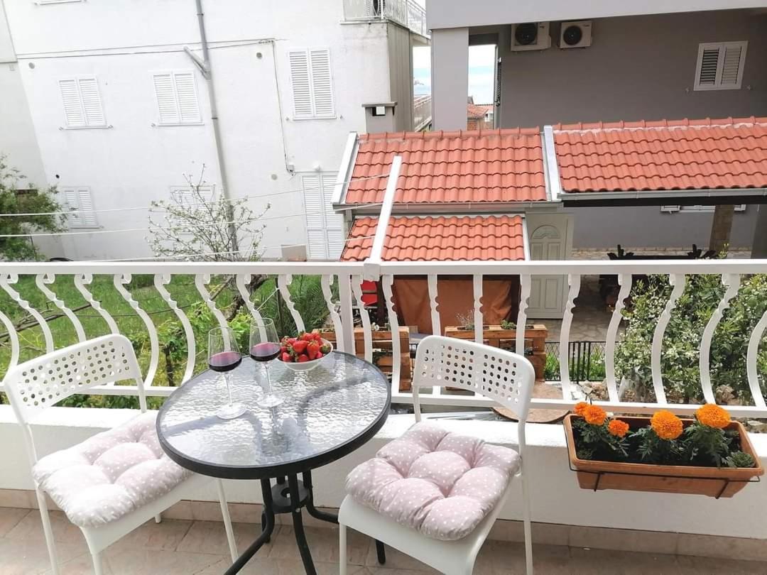 Готель Apartman Komadina Макарська Екстер'єр фото