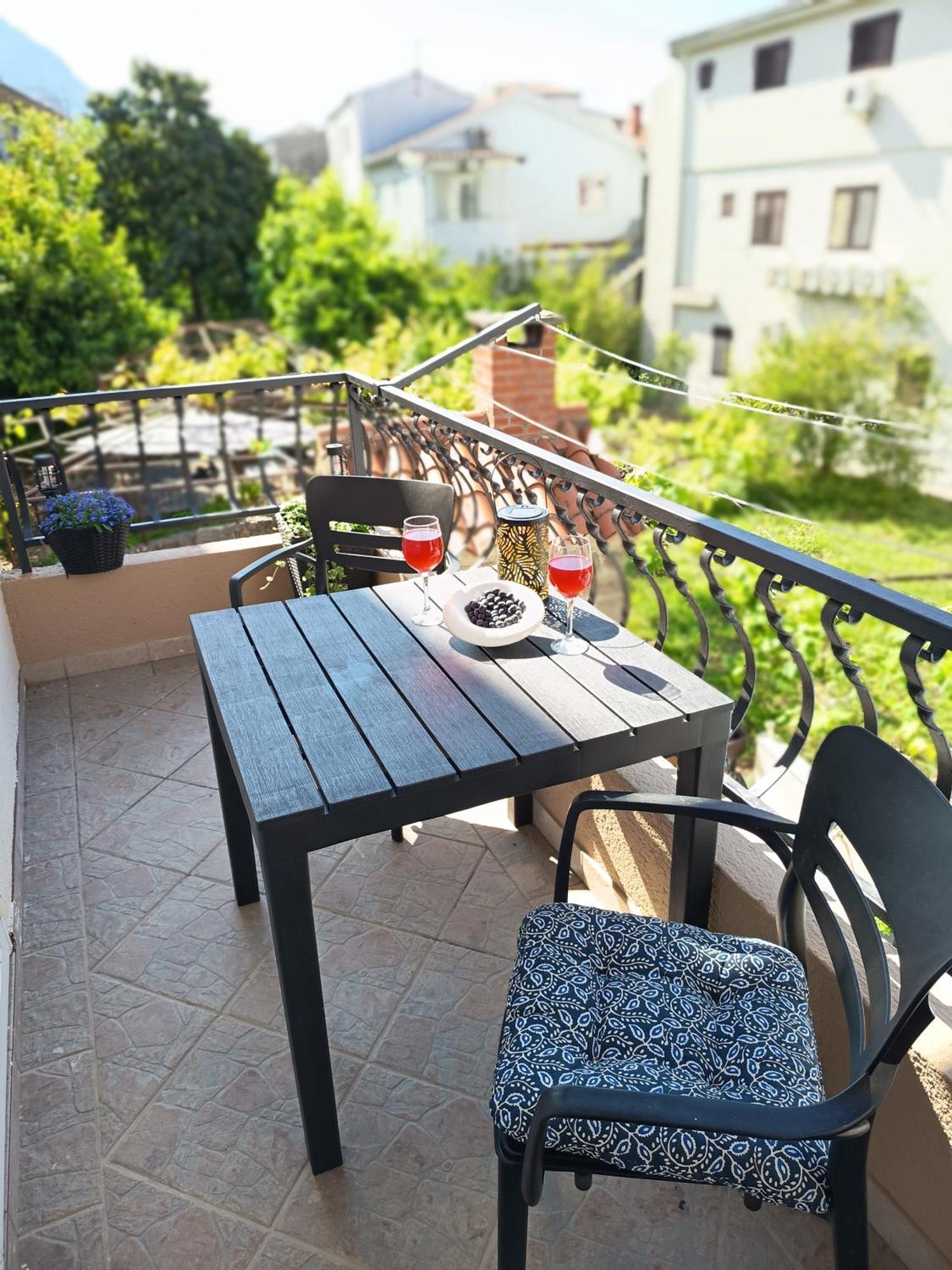 Готель Apartman Komadina Макарська Екстер'єр фото